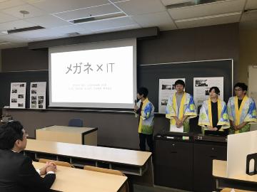 大学での活動報告会の写真