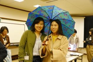 福井洋傘を試す学生の写真
