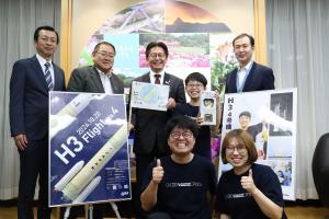 市長らと記念写真