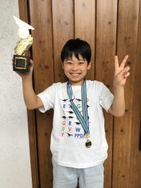 トロフィーを手に喜ぶ大森さん