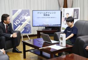 市長に向けて発表する大森さん