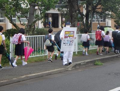 児童登校時の街頭監視（鯖江市大倉町で、令和2年7月13日撮影）