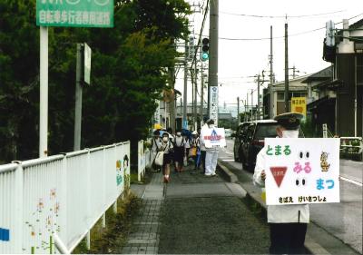 夏の県民運動一斉街頭活動で早朝（児童登校時）の活動