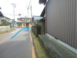 突き当たりを右に曲がる写真