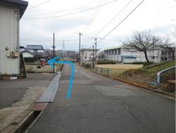 坂を下ったところの写真