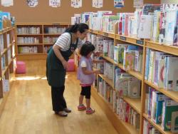 書架の前で本選び中