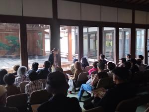 彦根城博物館の学芸員からお話を聞く様子