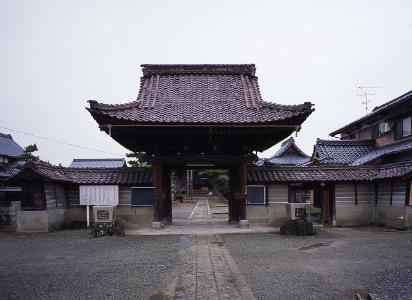 平等会寺山門（四脚門）附築地塀