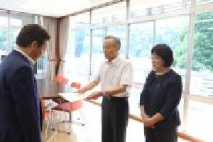 佐々木市長へ計画の完成報告