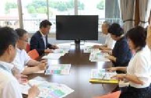 佐々木市長へ計画の完成報告