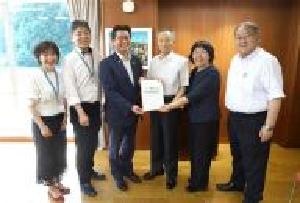 佐々木市長へ計画の完成報告