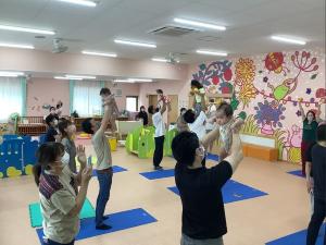 親子ヨガ