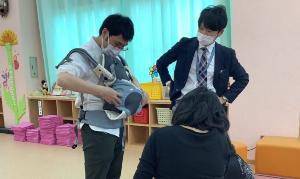 パパ抱っこひも体験