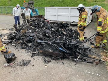 火災消火後の黒く焦げた廃棄物